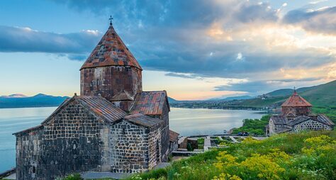 Круиз по озеру Севан и старинные монастыри: путешествие из Еревана
