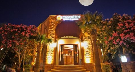 Moonshine Hotel &amp; Suites