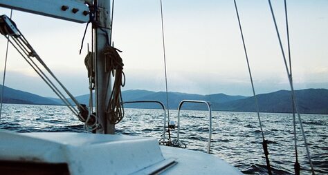 На парусной яхте по Севану и пешком по необитаемому полуострову