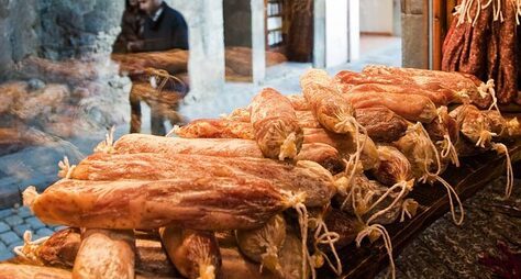 Поездка на лучшую сыроварню Пиренеев и в мясную столицу Каталонии