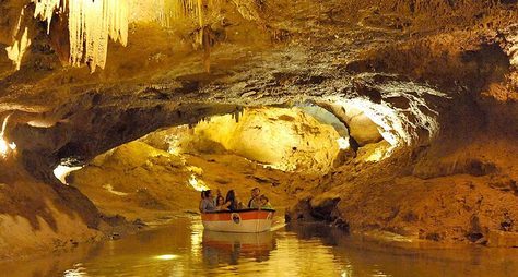 Подземная река в пещерах Святого Иосифа